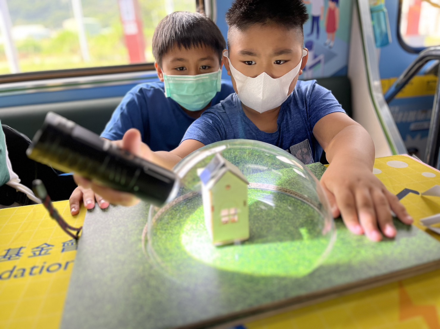 佰利乐參與基礎科學主題車廂，以STEAM教學精神，設計「逐日科學家」、「太陽能工程師」以及「淨零建築師」三大能源科普課程和實驗